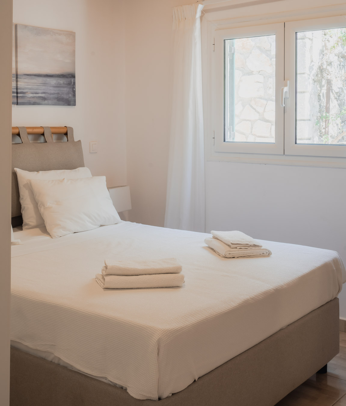Bright single bedroom